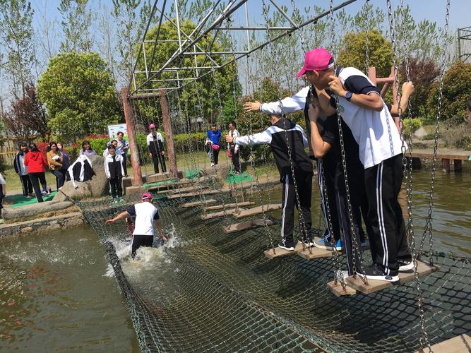 网传广东一小学台风天开展研学，学生全身湿透老师车内避雨？